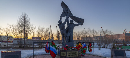 Памятник Нарьян-Марским портовикам