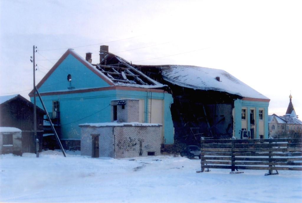 Снос здания городского ДК. 2007 год Фото Поповой С.Б. Снос здания городского ДК Нарьян-Мар. 2007 год Фото Поповой С.Б.