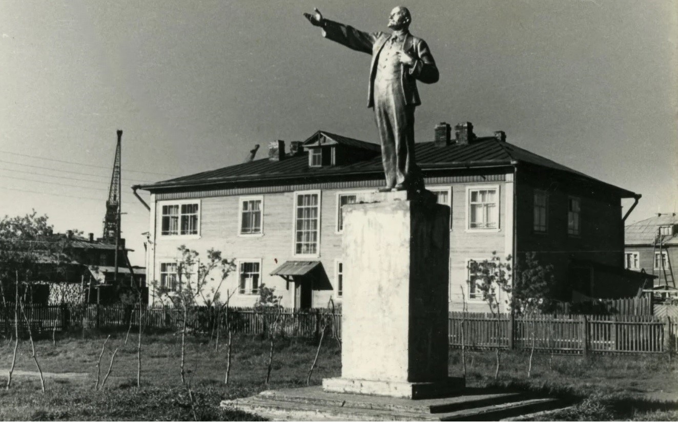 Памятник В.И Ленину первый вариант Первый памятник Ленину нарьян-Мар