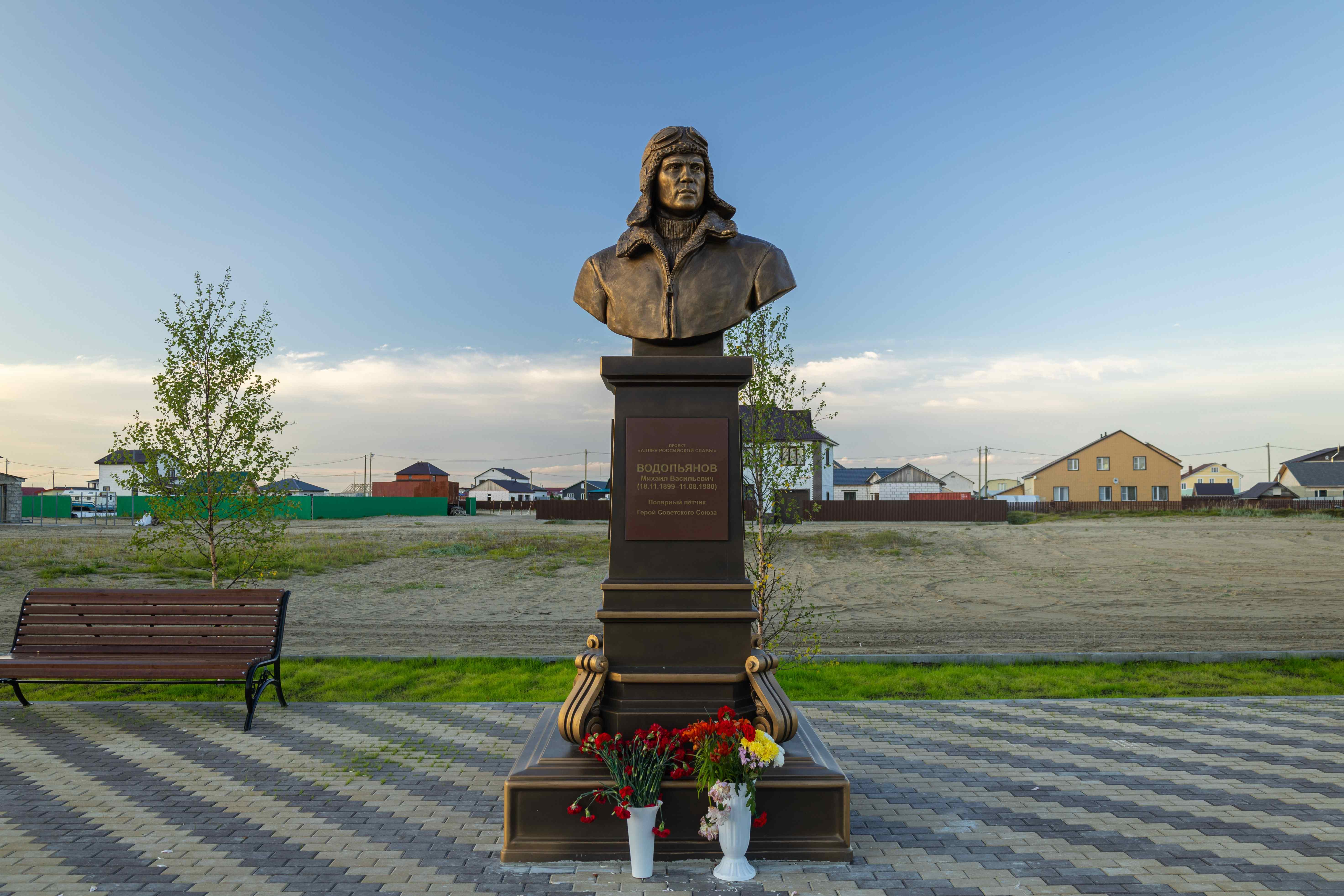 Памятник Водопьянову в Нарьян-маре Памятник Водопьянову в Нарьян маре